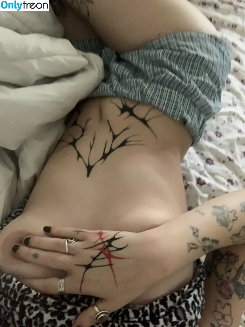 coolgirl2001 nude photo #0004 (fandomgirl2001 / wired_earbuds)