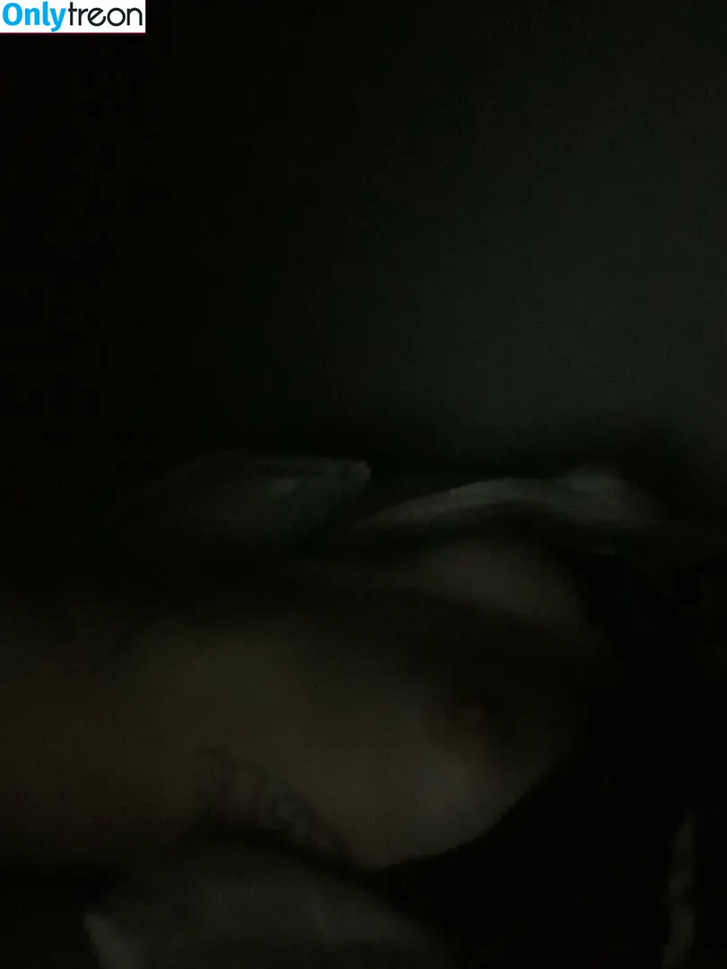 coolgirl2001 nude photo #0005 (fandomgirl2001 / wired_earbuds)