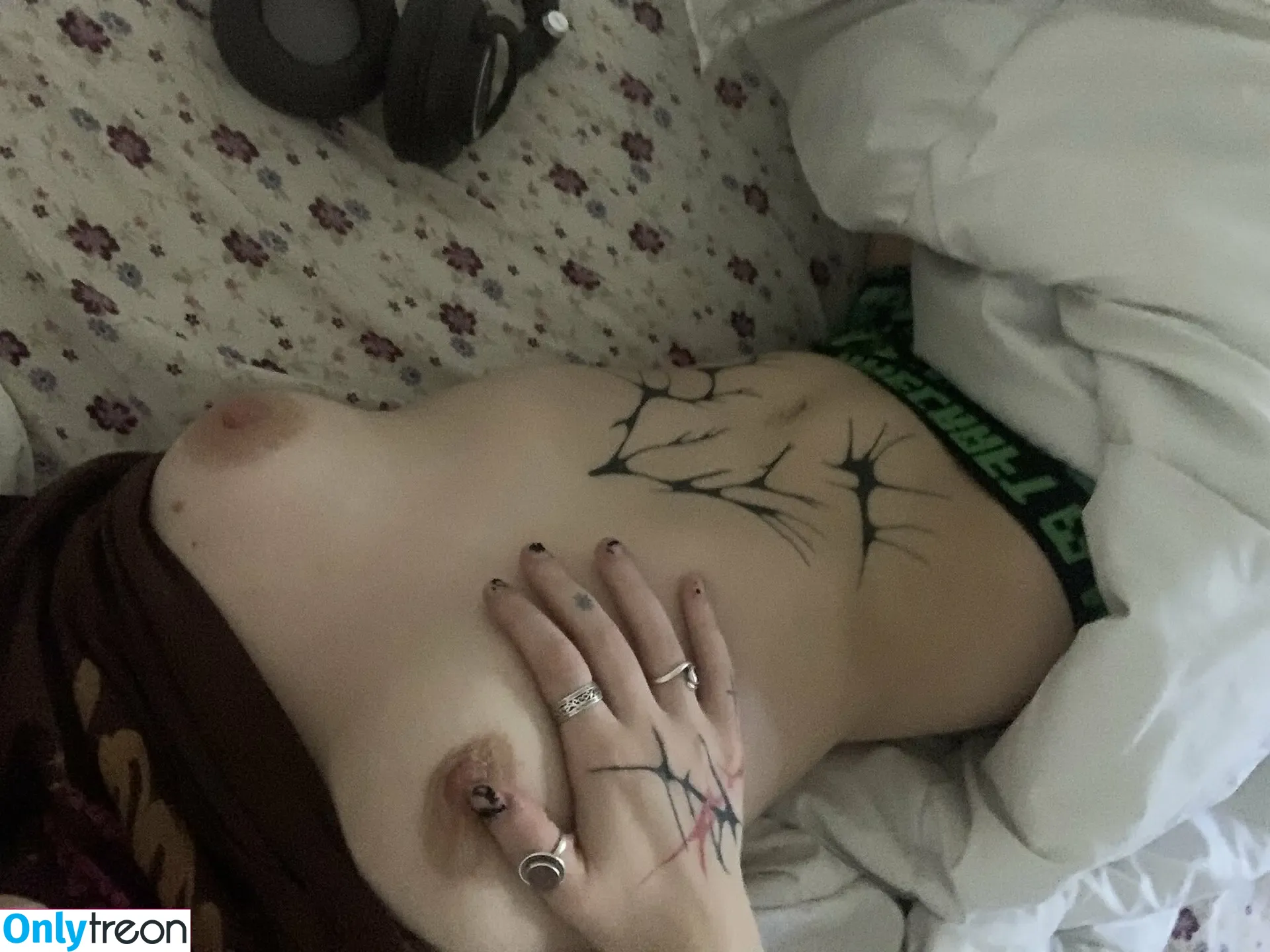 coolgirl2001 nude photo #0009 (fandomgirl2001 / wired_earbuds)