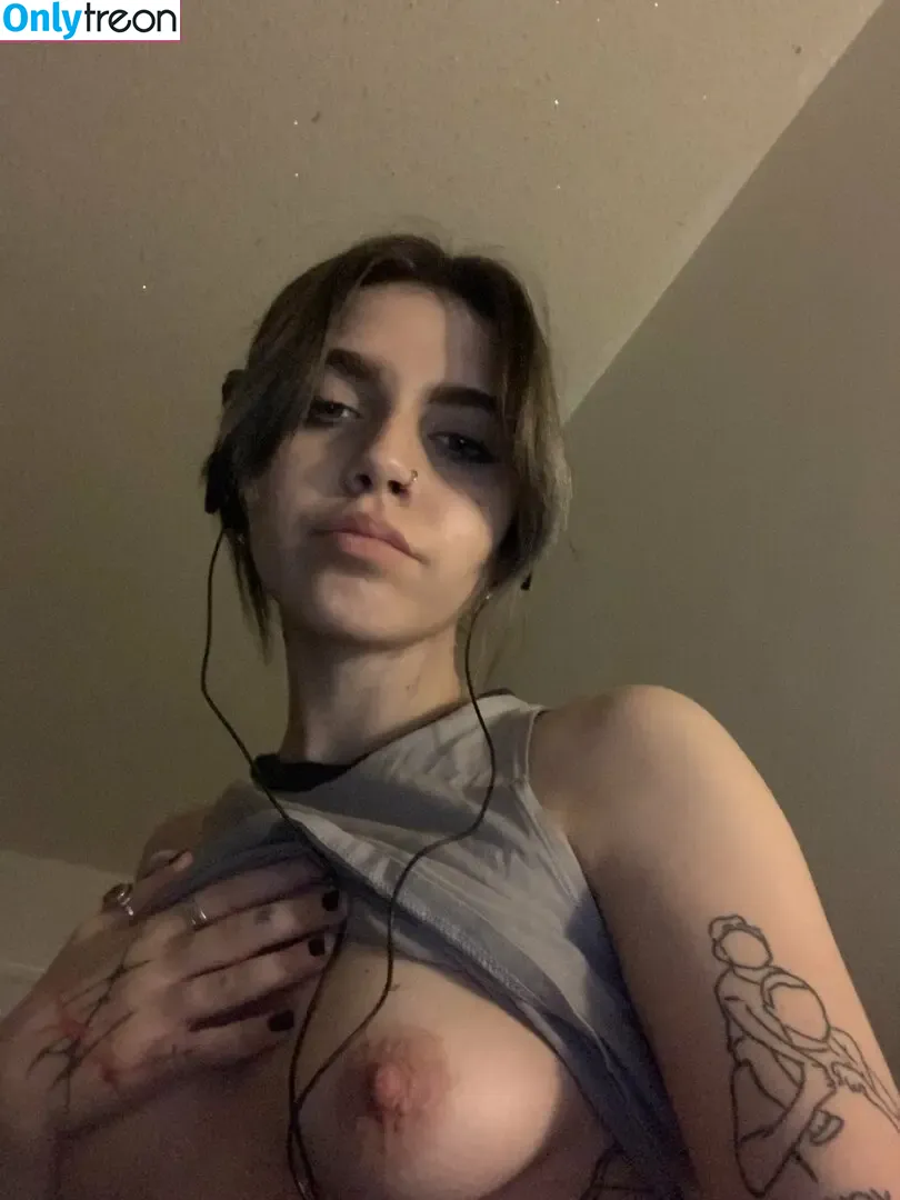 coolgirl2001 nude photo #0017 (fandomgirl2001 / wired_earbuds)