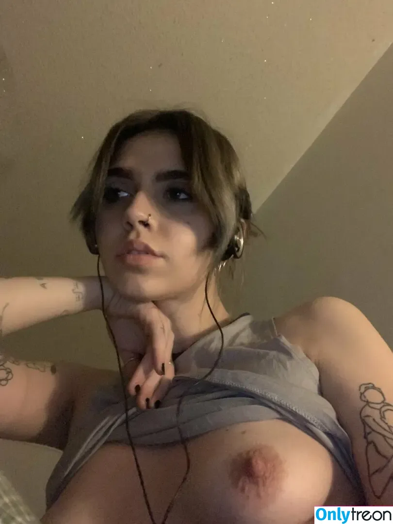 coolgirl2001 nude photo #0018 (fandomgirl2001 / wired_earbuds)