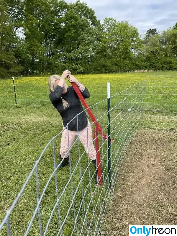 Country Cock Queen голая photo #0024 (bridget_bozeman69 / countrycockqueen)
