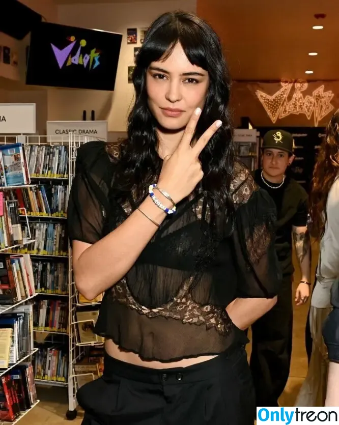 Courtney Eaton nude photo #0033 (courtneyeaton)