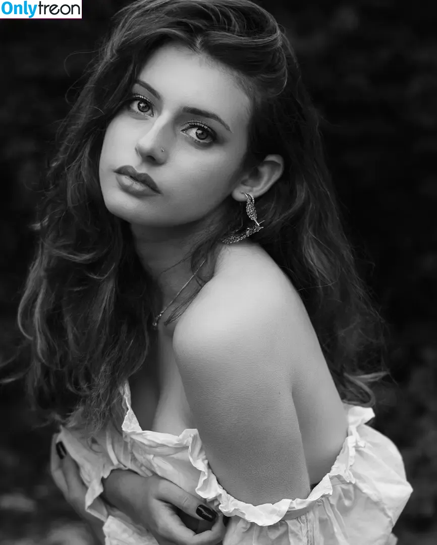 Courtney Miller голая photo #0622 (co_mill / typicalvlogs)