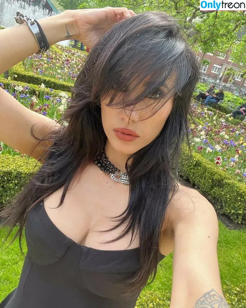 Cristina Valenzuela nude photo #0024 (Vee / cristinavox)