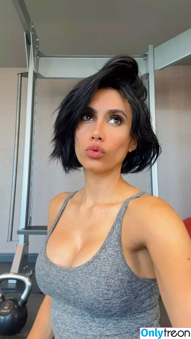 Cristina Valenzuela nude photo #0072 (Vee / cristinavox)