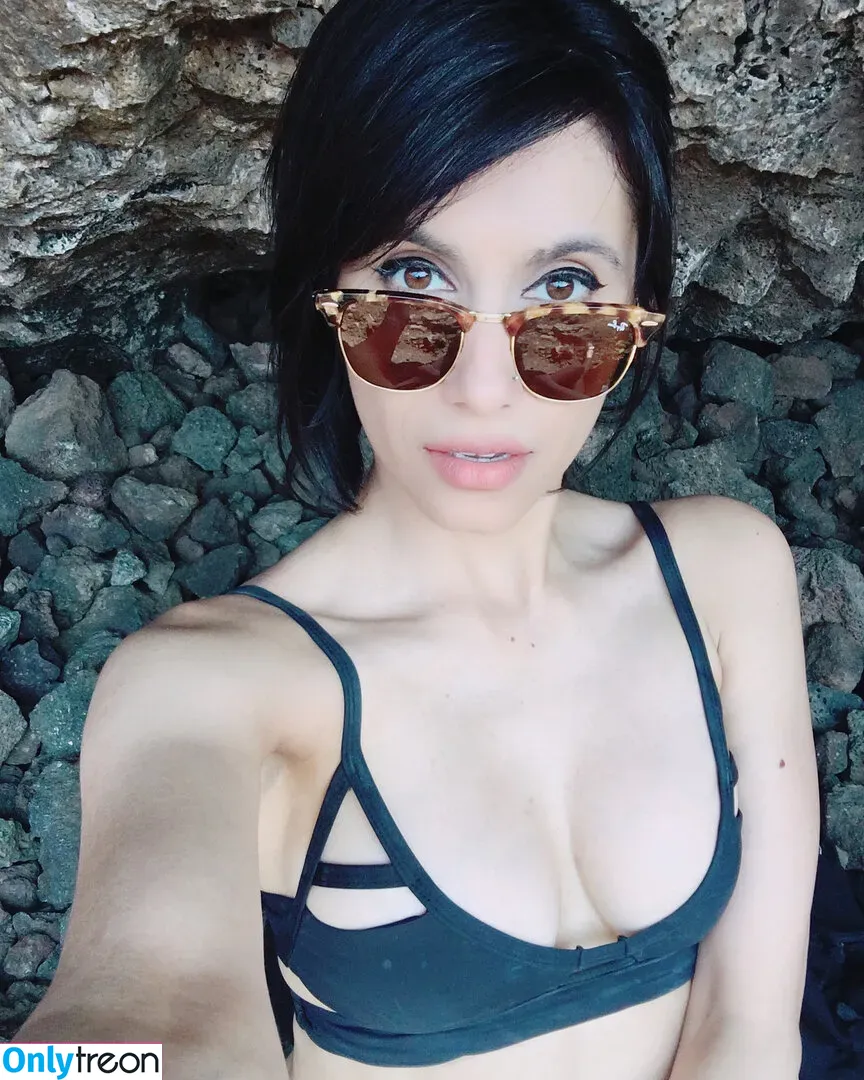 Cristina Vee Valenzuela nude photo #0008 (CristinaVee / cristinavox)