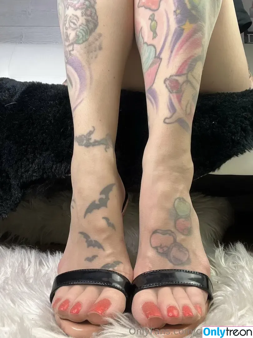 Crystalinked nude photo #0048 (Crystal_inked_feet / crystal_inkked)