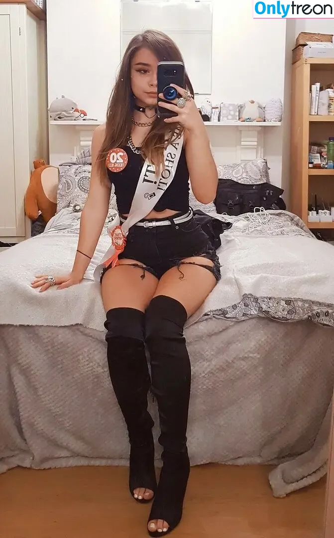 Csillabu nude photo #0006 (Csillabu)