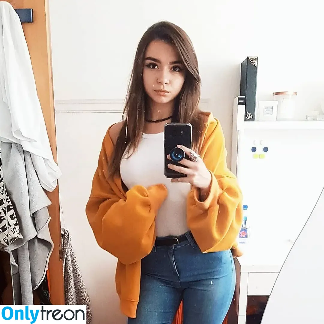 Csillabu nude photo #0032 (Csillabu)
