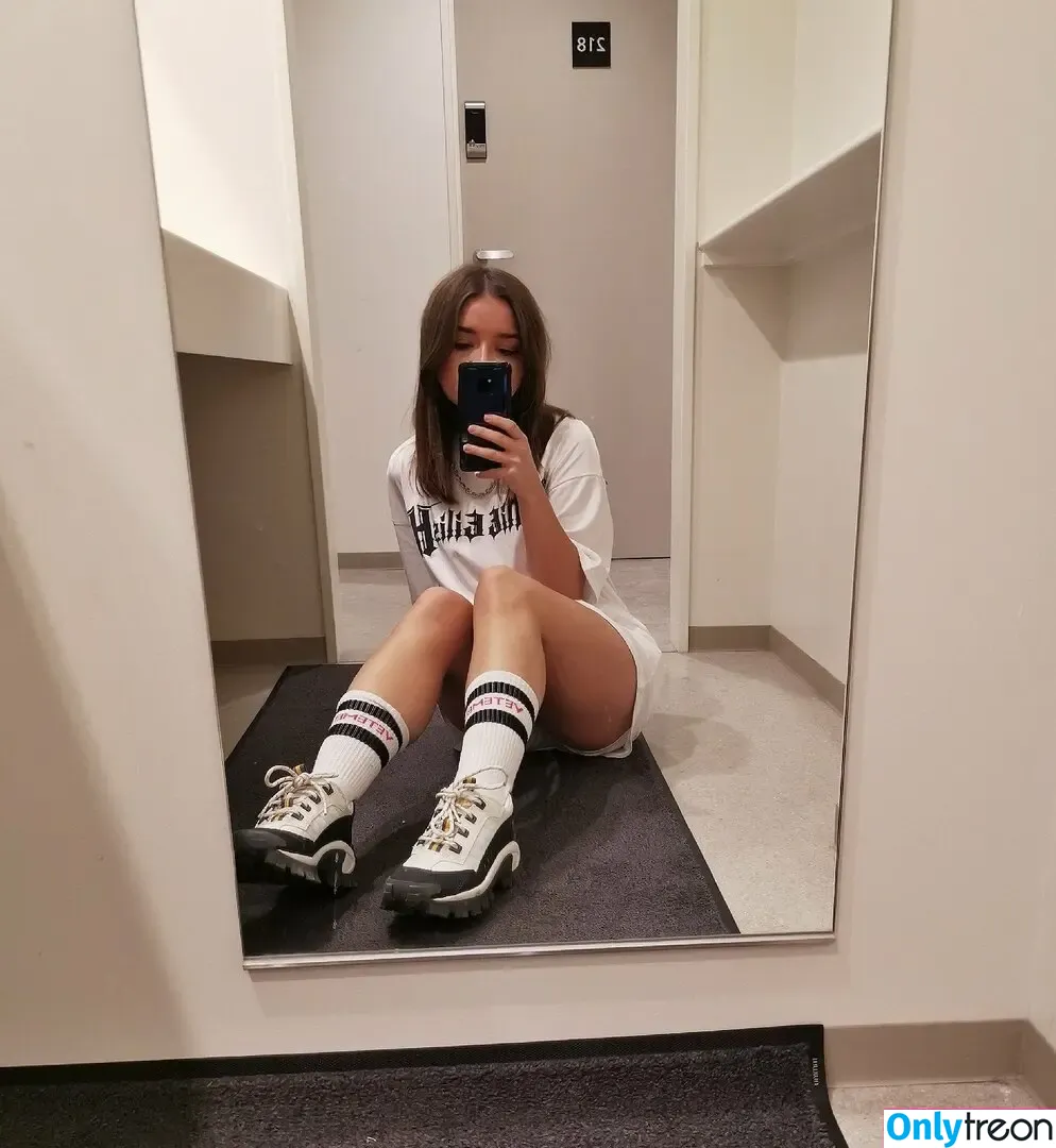 Csillabu nude photo #0093 (Csillabu)