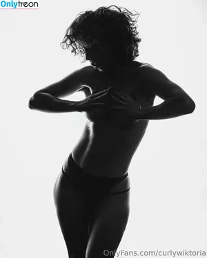 curlywiktoria / curlyvictoria / curlyyycue / wiktoria moldawiak nude photo #0558
