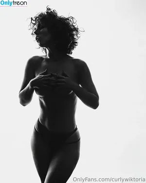 curlywiktoria / curlyvictoria / curlyyycue / wiktoria moldawiak nude photo #0559