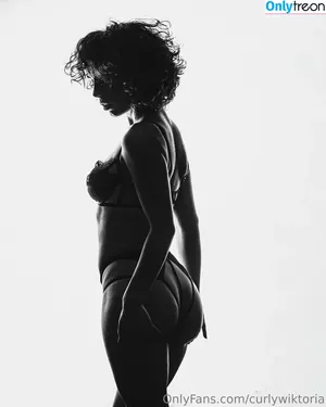 curlywiktoria / curlyvictoria / curlyyycue / wiktoria moldawiak nude photo #0565