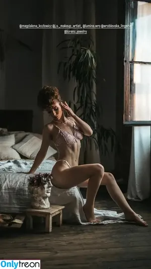 curlywiktoria / curlyvictoria / curlyyycue / wiktoria moldawiak nude photo #0640
