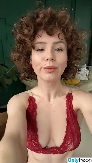 curlywiktoria / curlyvictoria / curlyyycue / wiktoria moldawiak nude photo #1027