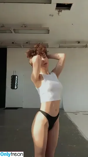 curlywiktoria / curlyvictoria / curlyyycue / wiktoria moldawiak nude photo #1168