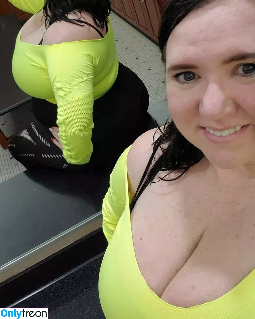 Curves_and_cableweights nude photo #0009 (lipstick_and_legpress)