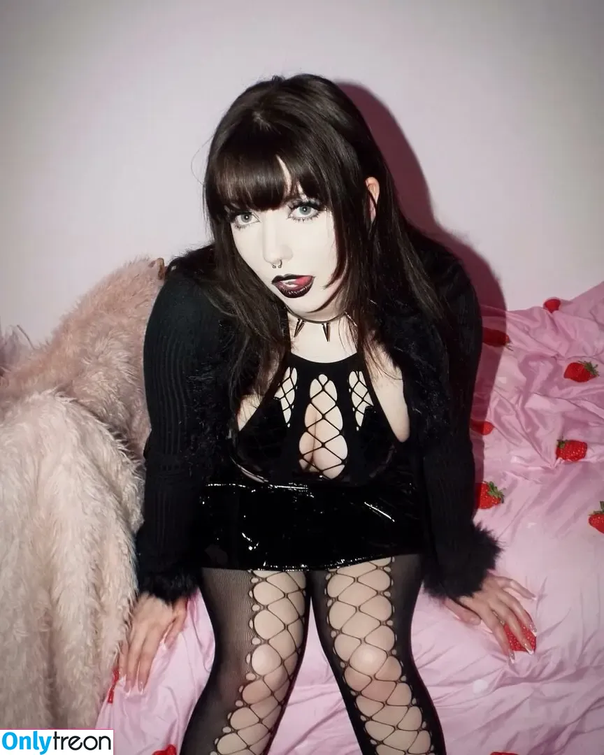 cutiegothxo nude photo #0033 (cutiegothxo)