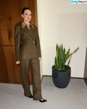 Daisy Ridley / daisyridley фото голая #0911