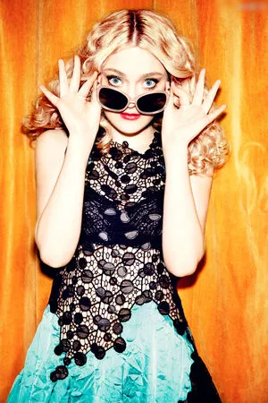 Dakota Fanning / dakotafanning фото голая #0215