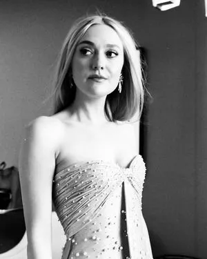 Dakota Fanning / dakotafanning фото голая #0323