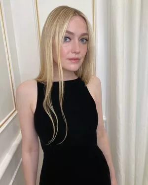 Dakota Fanning / dakotafanning фото голая #0354