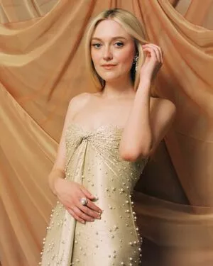 Dakota Fanning / dakotafanning фото голая #0367