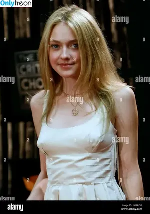 Dakota Fanning / dakota_fanning / dakotafanning nude photo #0504
