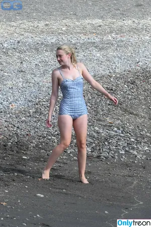 Dakota Fanning / dakota_fanning / dakotafanning nude photo #0505