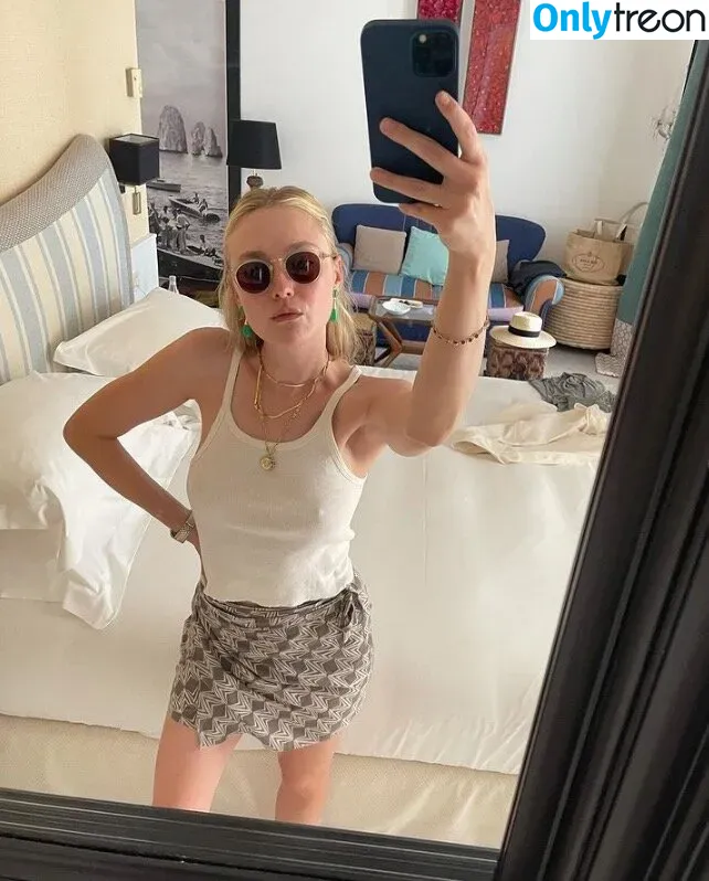 Dakota Fanning nude photo #0025 (dakotafanning)