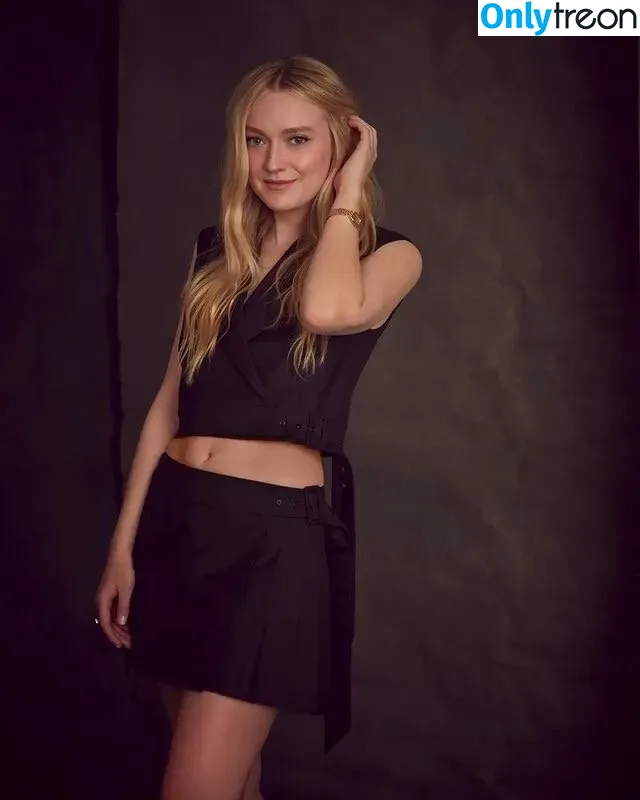 Dakota Fanning nude photo #0030 (dakotafanning)