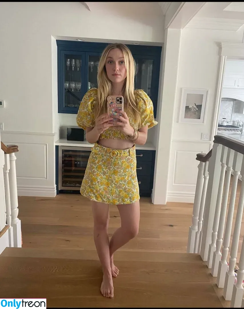 Dakota Fanning nude photo #0072 (dakotafanning)
