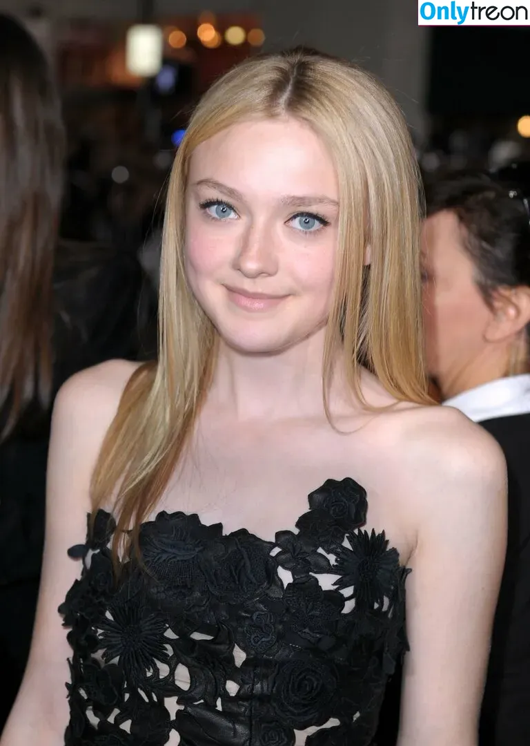 Dakota Fanning nude photo #0102 (dakotafanning)