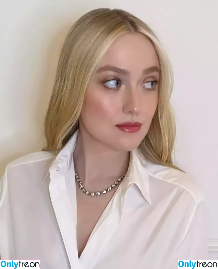 Dakota Fanning nude photo #0152 (dakotafanning)