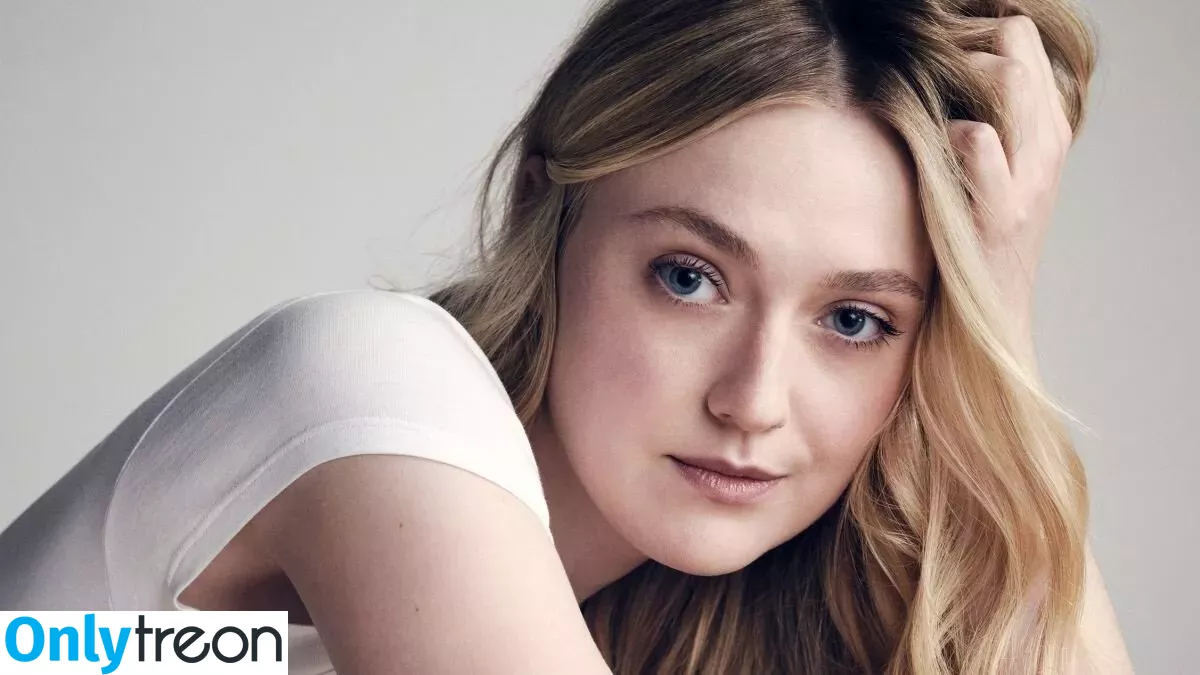 Dakota Fanning nude photo #0165 (dakotafanning)