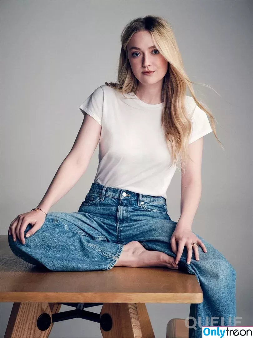 Dakota Fanning nude photo #0166 (dakotafanning)