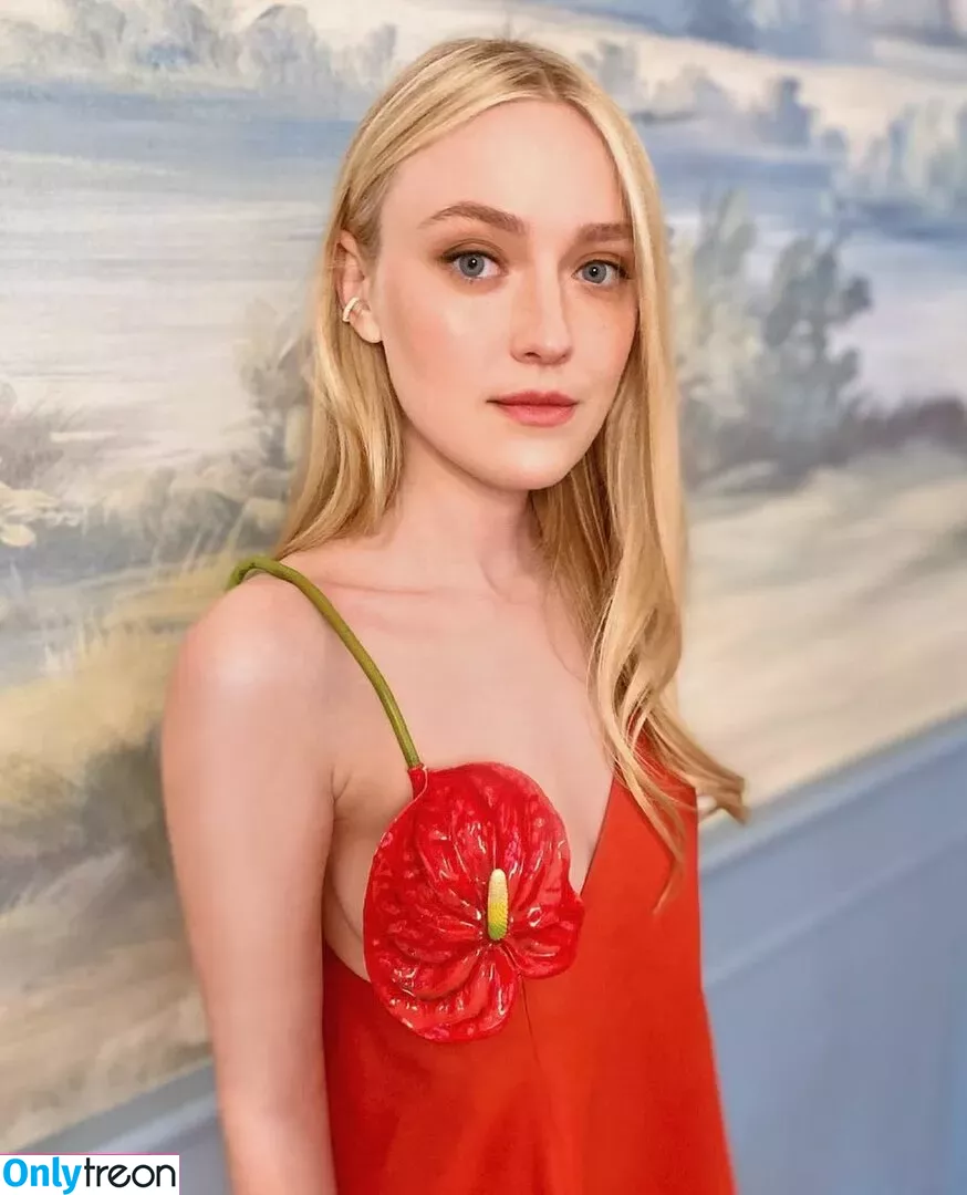 Dakota Fanning nude photo #0170 (dakotafanning)