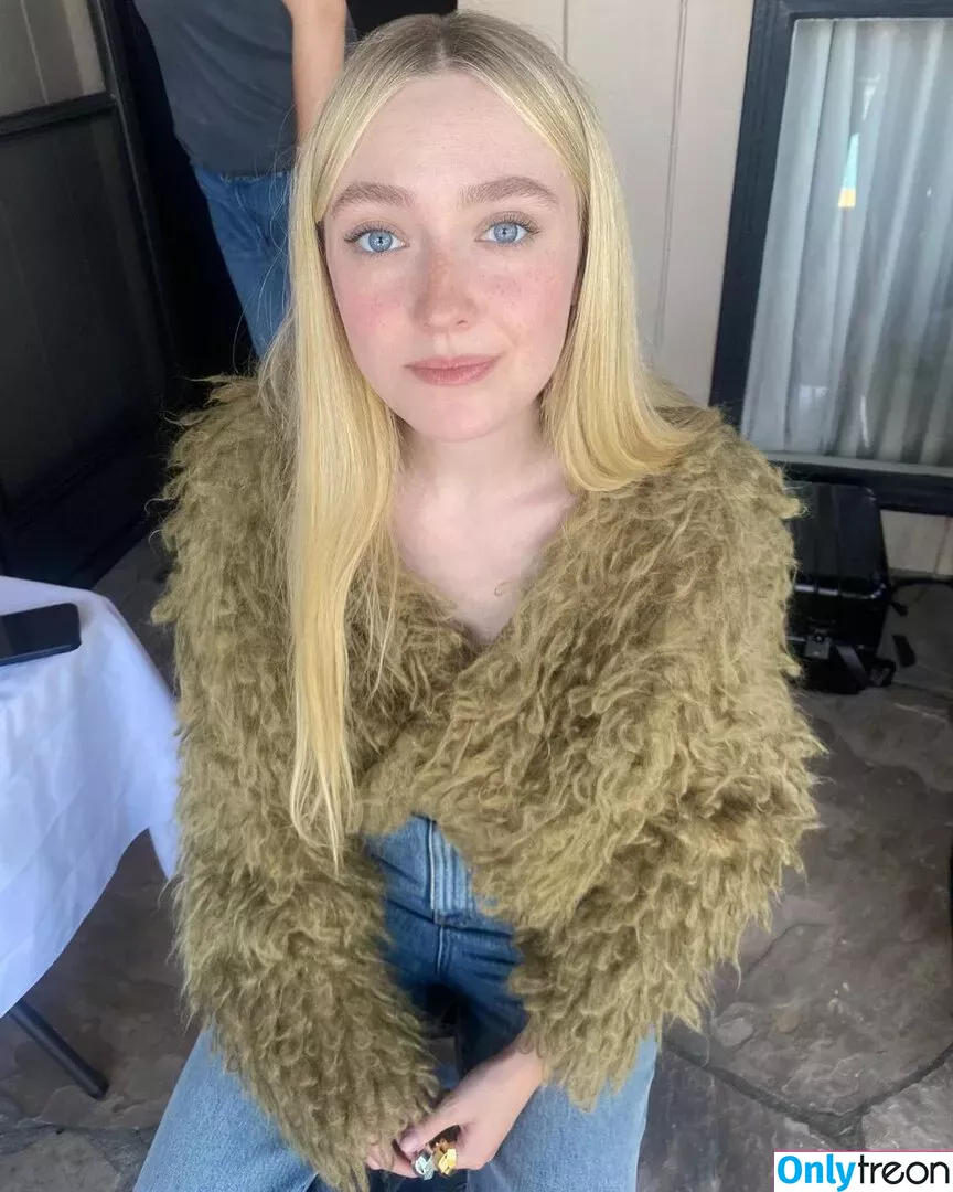 Dakota Fanning nude photo #0171 (dakotafanning)