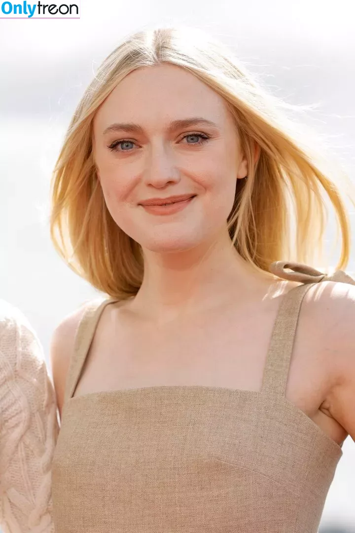 Dakota Fanning nude photo #0176 (dakotafanning)