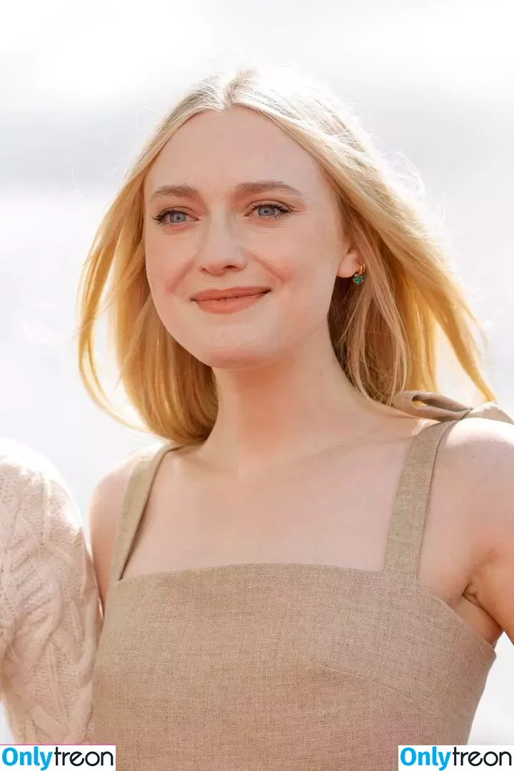 Dakota Fanning nude photo #0177 (dakotafanning)