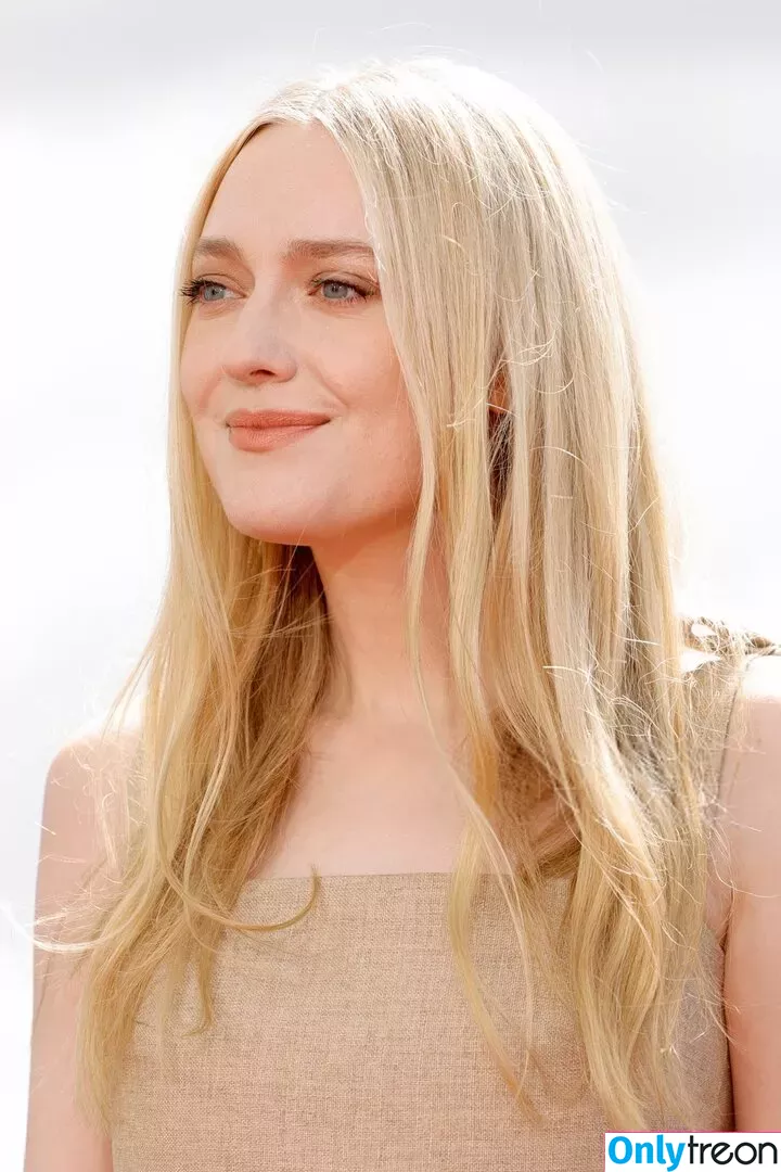 Dakota Fanning nude photo #0178 (dakotafanning)