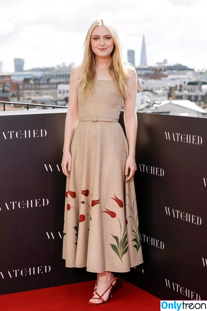 Dakota Fanning nude photo #0180 (dakotafanning)