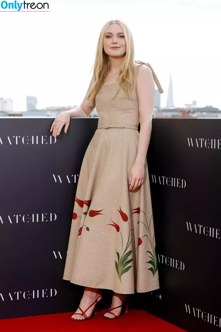 Dakota Fanning nude photo #0181 (dakotafanning)