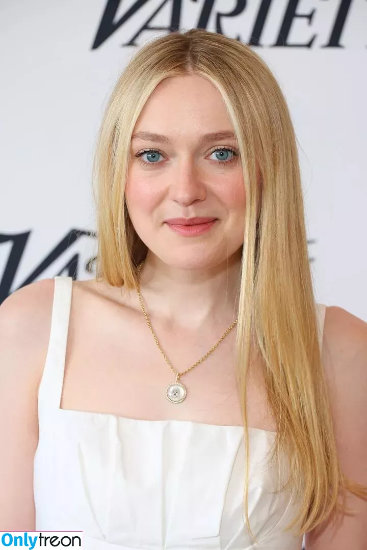 Dakota Fanning nude photo #0194 (dakotafanning)