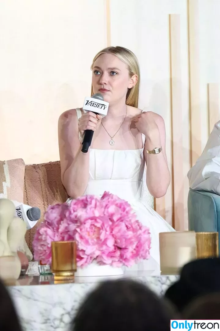 Dakota Fanning nude photo #0197 (dakotafanning)