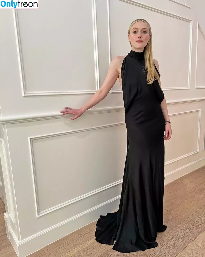 Dakota Fanning nude photo #0201 (dakotafanning)