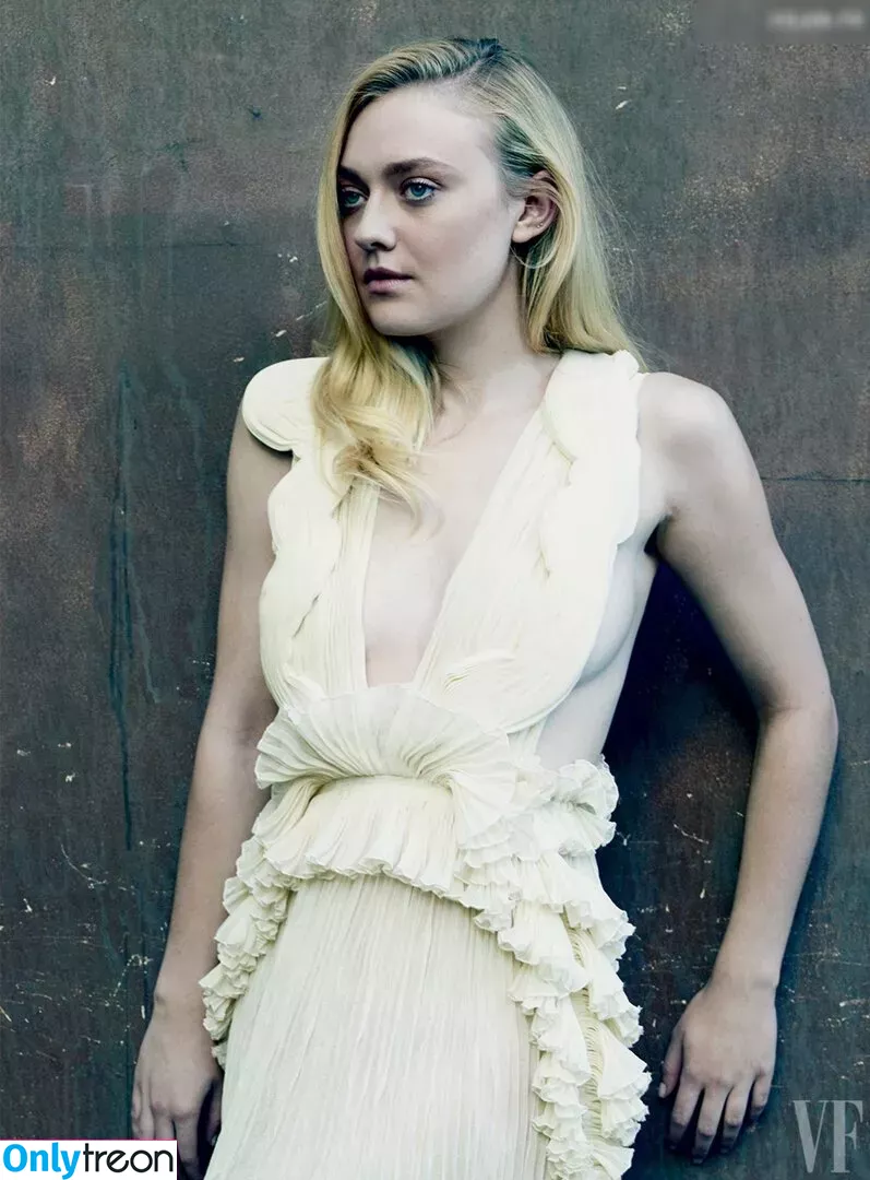 Dakota Fanning nude photo #0205 (dakotafanning)