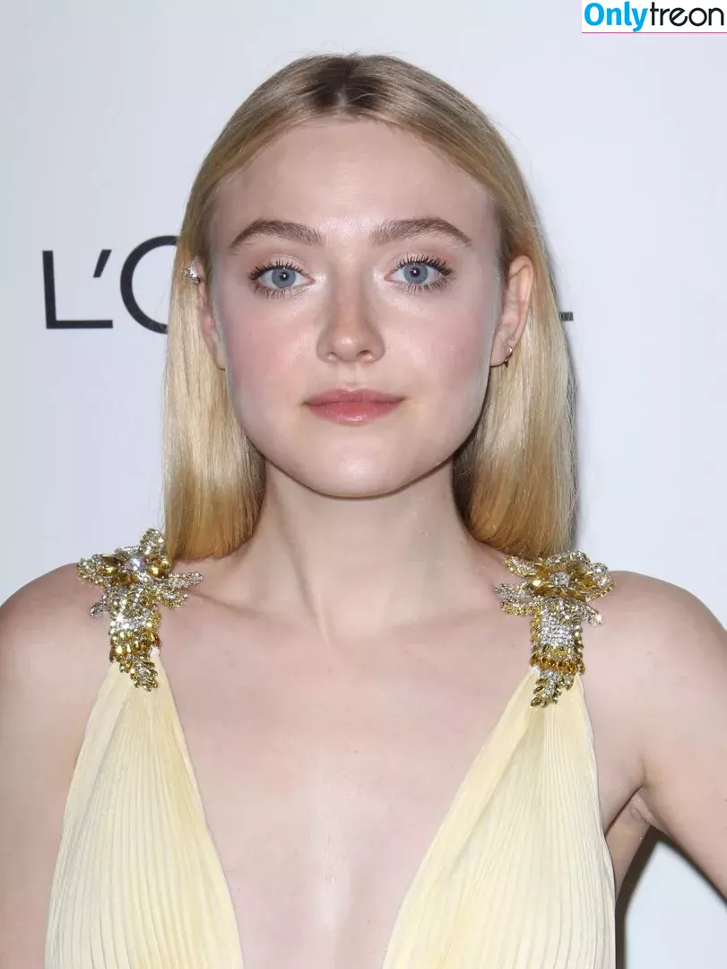 Dakota Fanning nude photo #0227 (dakotafanning)