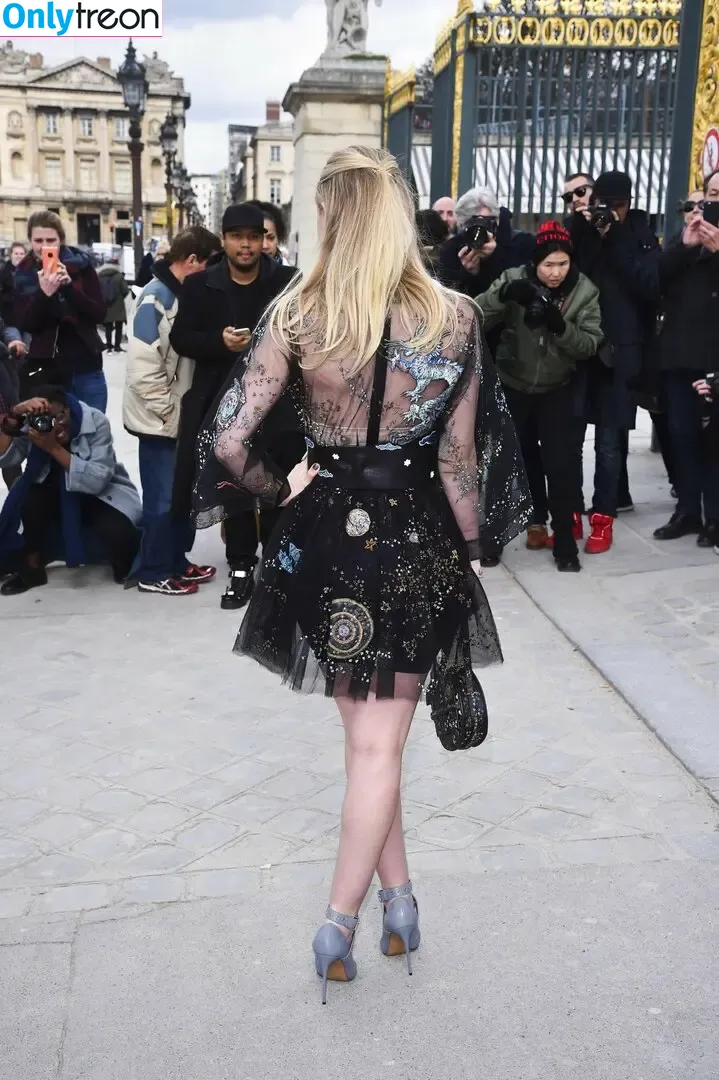 Dakota Fanning nude photo #0489 (dakota_fanning / dakotafanning)